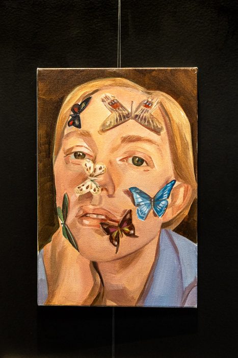 Retrato Com Mariposas (Bruna)